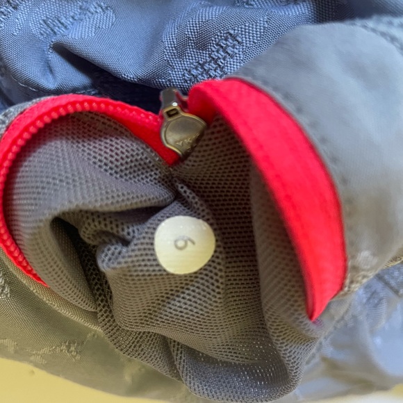 Lululemon Run: Tracker Short II Fossil Sz 6 - Picture 5 of 6